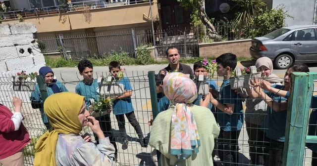 Öğrenciler çiçeklerle iyilik mesajı verdi Anamur da öğrencilerden anlamlı farkındalık etkinliği Mersin Haberleri
