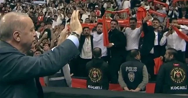 Gençlik Şöleni nde tarihi buluşma: Cumhurbaşkanı Erdoğan Kocaeli de sevgi seliyle karşılandı VİDEO İZLE
