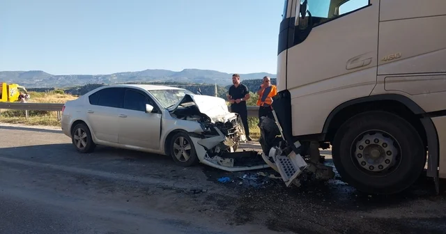 Otomobil ile tır kafa kafaya çarpıştı: Anne ve kızı öldü, baba ağır yaralandı Mersin Haberleri