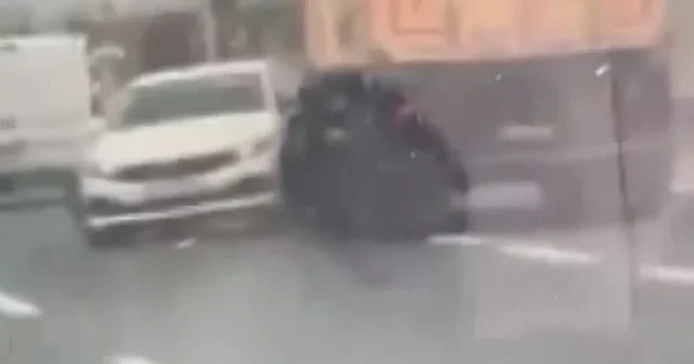 Facianın eşiğinden dönüldü: Kuzey Marmara Otoyolu nda dev kamyon önüne aldığı otomobili böyle sürükledi VİDEO İZLE
