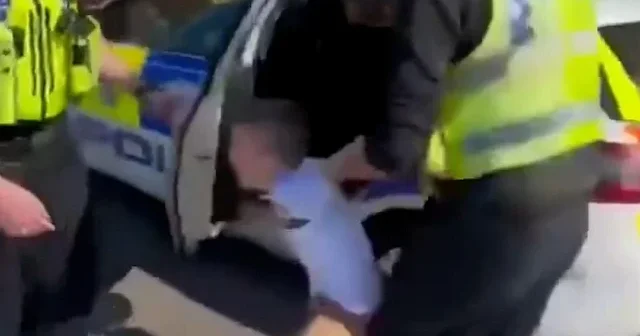 İngiliz polisi ağlayan çocuğu gözaltına aldı VİDEO İZLE