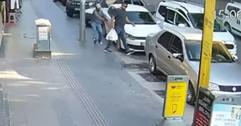 Pastaneden çıkarken silahlı saldırıya uğradı; olay kamerada