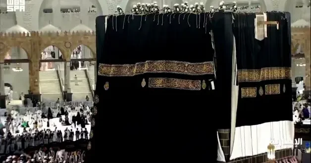 Kâbe i Muazzama’nın örtüsü Hicri yeni yılın başlamasıyla törenle değiştirildi