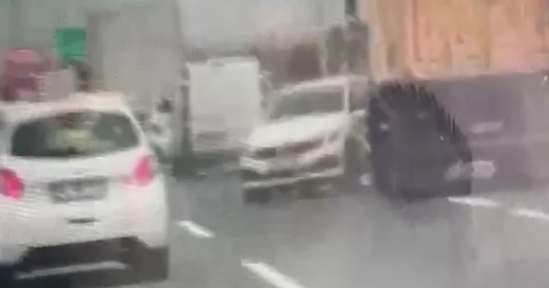 Tır, otomobili metrelerce sürükledi