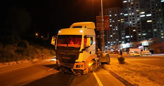 Lastiği patlayan tır, önce su kanalına sonra refüje çarptı: 1 yaralı Kastamonu Haberleri