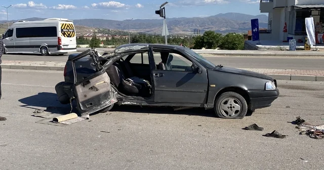 Elazığ da otomobil, aydınlatma direğine çarptı: 1 i ağır 3 yaralı Elazığ Haberleri Habertürk Yerel Haberler