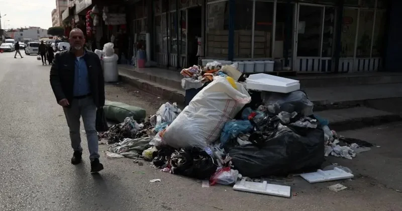Bankamatikçiler yaşasın diye sokaklar çöp içinde: CHP li eski belediye can çekişiyor