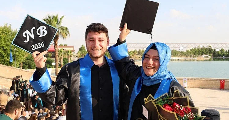 Şanlıurfa’da azimli bir annenin hikayesi! Oğluyla aynı sıradan mezun oldu