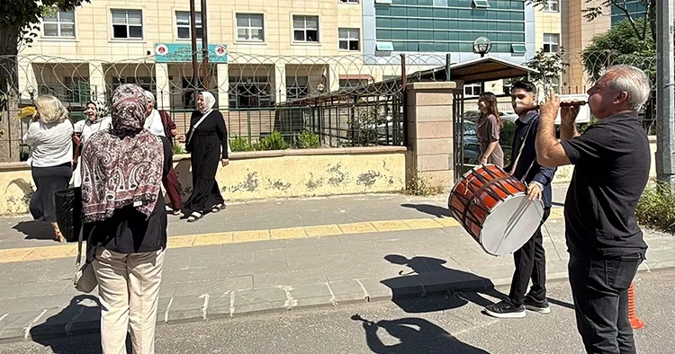 Yer: Diyarbakır Davası sonuçlanan kadın davul zurna çaldırıp ailesiyle halay çekti