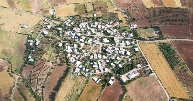 Heyelanın ardından daire şeklinde inşa edildi... Adıyaman ın sıra dışı köyü!