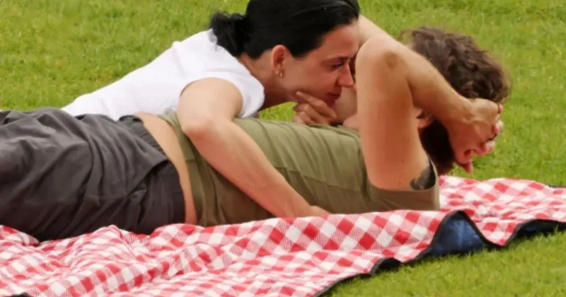 Aşkın böylesi! Eski başbakan ve ünlü şarkıcı dudak dudağa