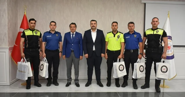 Hatay da LGS ye geç kalan öğrenciyi sınava yetiştiren polis ödüllendirildi Hatay Haberleri Habertürk Yerel Haberler