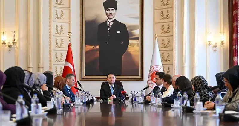 Bakan Gürlek, HAKMED temsilcileriyle bir araya geldi