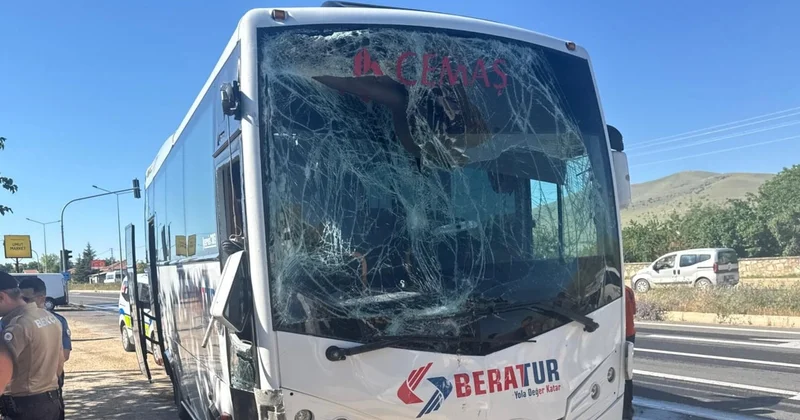 İşçi servisleri çarpıştı! Çok sayıda yaralı var Sözcü Gazetesi