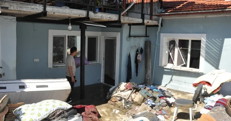Sel suları boynuna kadar yükseldi: Kapıyı açmaya fırsatım olmadı Manisa Haberleri