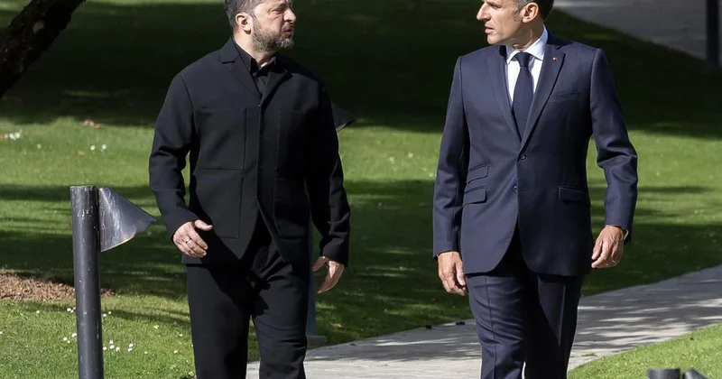 Mikrofonları açık unutan iki lider, Trump ın dedikodusunu yaparken yakalandı