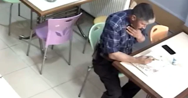 Esnafın dürüm yerken boğulan müşteriyi kurtardığı anlar kamerada VİDEO İZLE