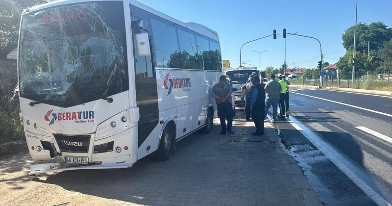 Kırşehir de işçi servisleri çarpıştı: 42 yaralı
