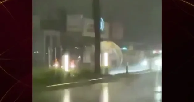 El Salvador da fırtınanın kopardığı Dünya Kupası topu trafiği birbirine kattı