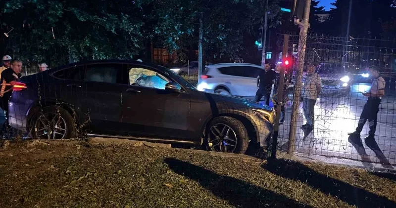 Kırmızı ışıkta bekleyen başka bir araca çarpıp yan yattı: İki yaralı İstanbul Haberleri