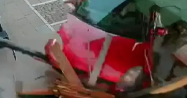 Ankara da pedalları karıştıran sürücü dükkana daldı: Çalışanın ezilmekten son anda kurtulduğu anlar kamerada VİDEO İZLE