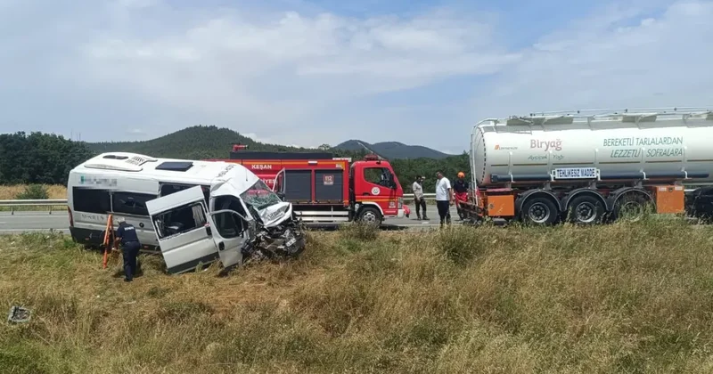 Edirne de personel servisi, tankere çarptı: 16 yaralı