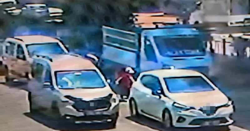 Adana’da feci kaza: Yolun karşısına geçerken iki aracın çarptığı çocuk hayatını kaybetti
