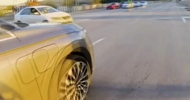 Ümraniye de iki aracın kavşakta çarpıştığı kaza kamerada VİDEO İZLE