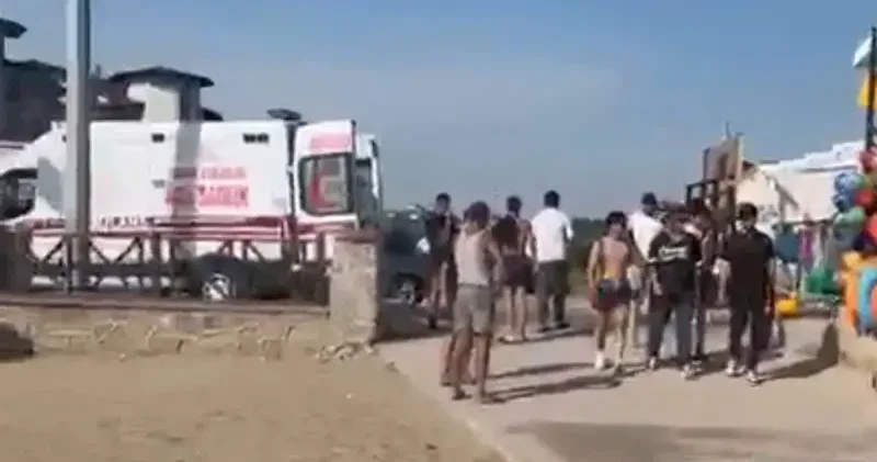 Denize giren 2 kardeşten biri boğuldu