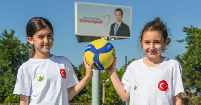 Geleceğin voleybolcuları Osmangazi de yetişiyor Osmangazi deki Mini Voleybol Şenliği nde bin 300 çocuk hünerlerini sergiledi Bursa Haberleri