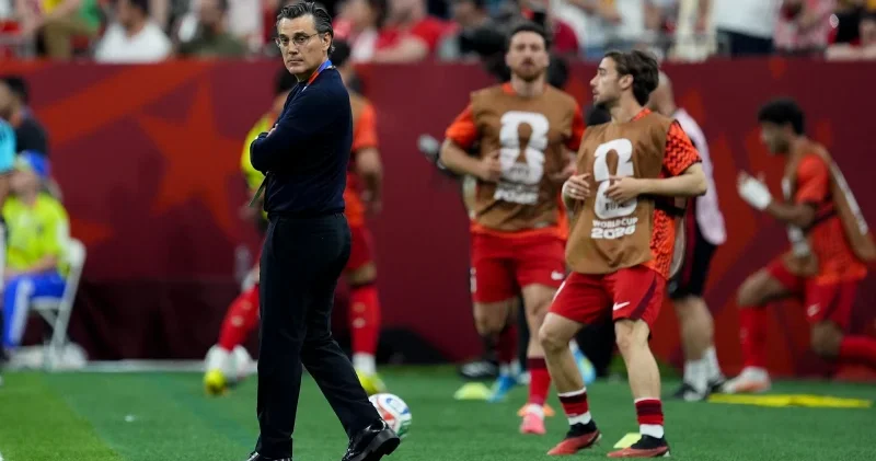 Montella dan iki yıldıza kesik: Paraguay ilk 11 ini belirledi Futbol Haberleri
