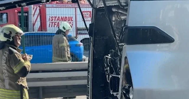 Avcılar da seyir halindeki metrobüste yangın paniği VİDEO İZLE