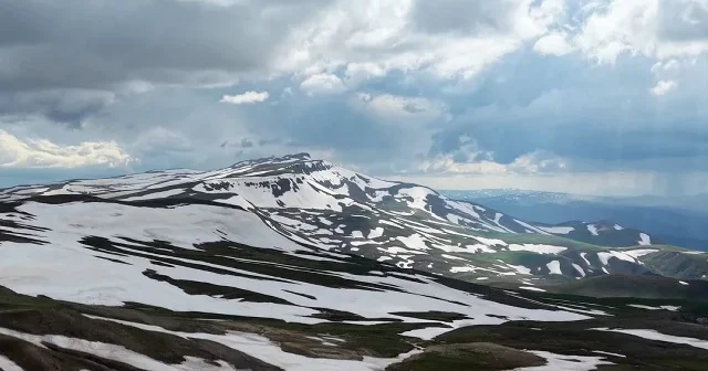 Haziran ortasında kartpostallık manzara: Palandöken’de yaz ve kış yan yana VİDEO İZLE