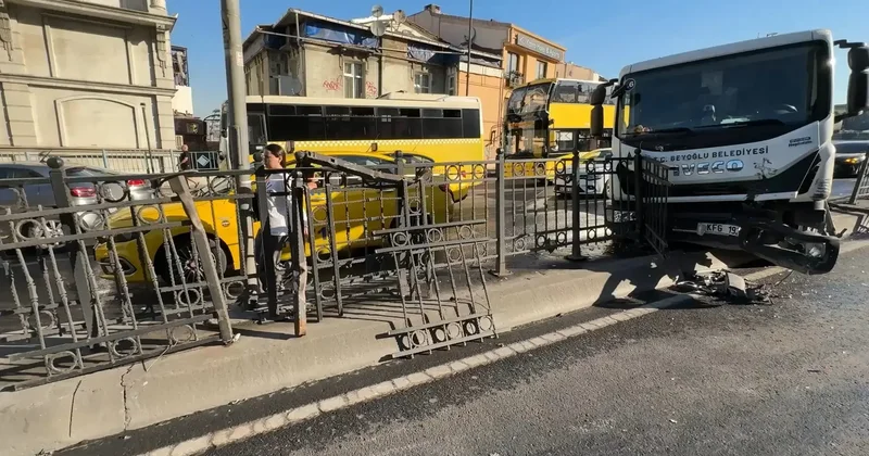 Beyoğlu nda belediye aracı refüje çarptı