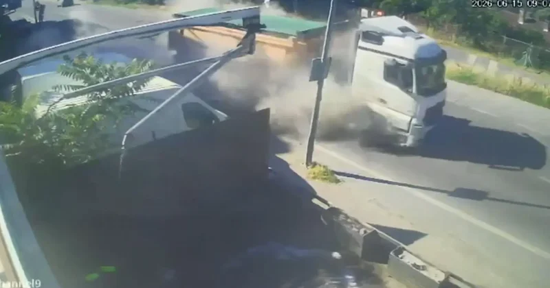 Küçükçekmece de hafriyat kamyonuyla hafif ticari aracın kafa kafaya çarpıştığı kaza kamerada