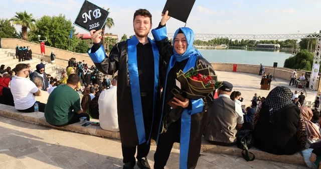 Anne ile oğlu aynı sıradan mezun oldu 4 yıl aynı sırayı paylaştılar, birlikte mezun oldular Hayalini oğluyla gerçekleştirdi, üniversiteyi birincilikle bitirdi Şanlıurfa Haberleri