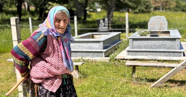 Ayağında kara lastik, elinde baston: Eşi ve oğlunun mezarından ayrılmıyor Eşini ve oğlunu peş peşe kaybeden yaşlı kadın her gün üç kez mezarlığa gidiyor Trabzon Haberleri
