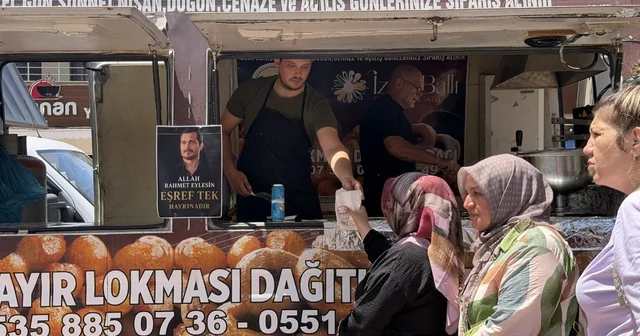 Dizide ölen karakter için lokma döktürdüler Eşref Rüya dizisinin başrolü Eşref Tek için İznik te lokma hayrı düzenlendi Bir kişinin ellerini açıp dua etmesi dikkatlerden kaçmadı Bursa Haberleri Habertürk Yerel Haberler