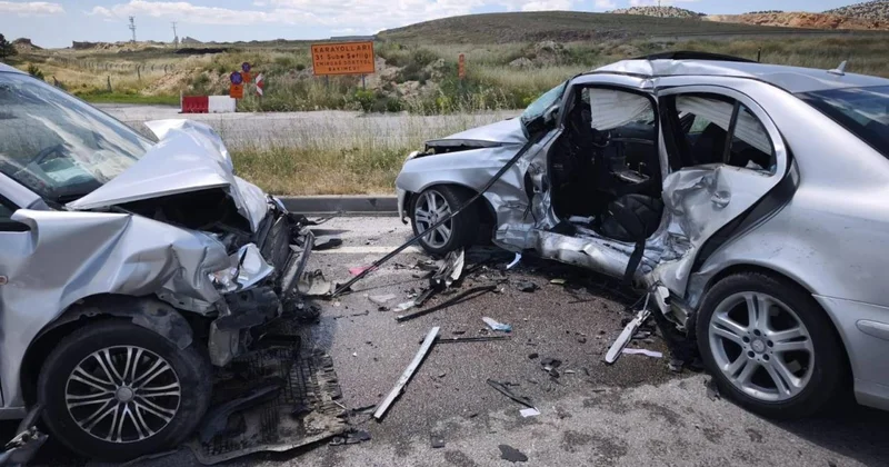 Afyonkarahisar da otomobille hafif ticari araç çarpıştı: 1 ölü, 6 yaralı