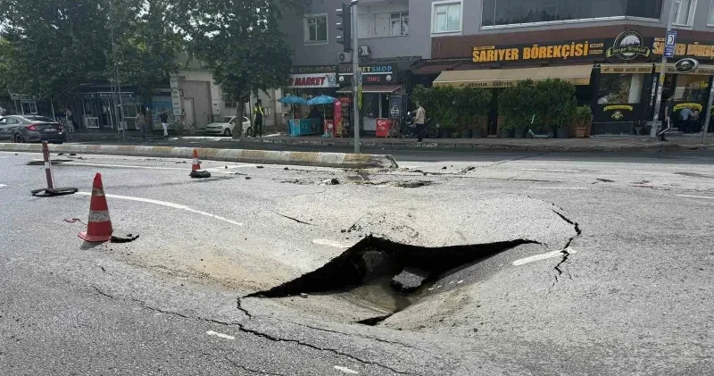 Esenyurt’ta İSKİ’nin boru hattı patladı: Yol çöktü cadde göle döndü İstanbul Haberleri