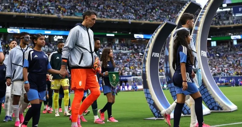 Muslera rekor kırmaya devam ediyor! Milli takım tarihine geçti