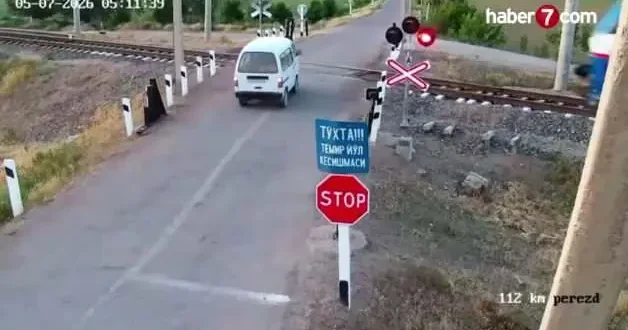 Özbekistan da ihlal can aldı: Yük treni kırmızı ışıkta geçen araca çarptı