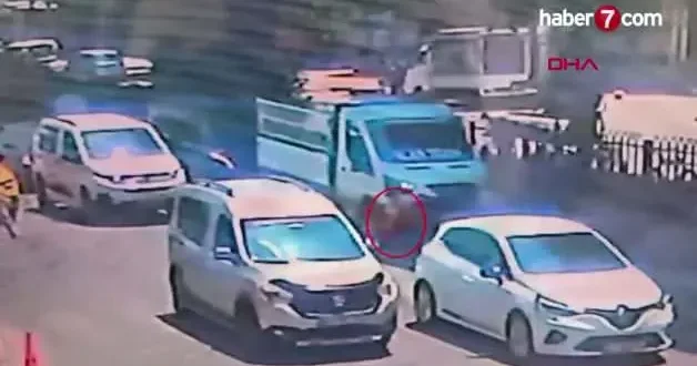 Adana da feci kaza: Dört yaşındaki çocuk iki aracın altında can verdi