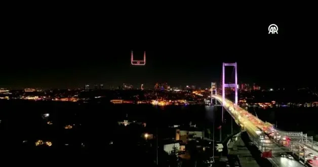 15 Temmuz Şehitler Köprüsü semalarında dronlarla ışık gösterisi yapıldı