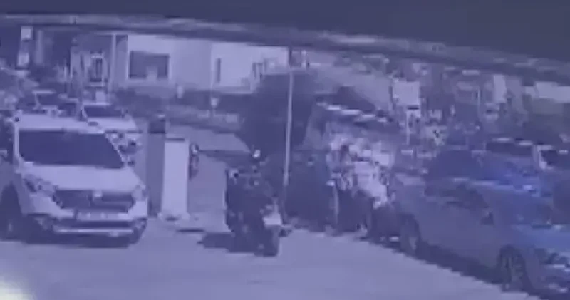 Tuzla’da malzeme yüklü kamyonet yola devrildi: kaza kamerada