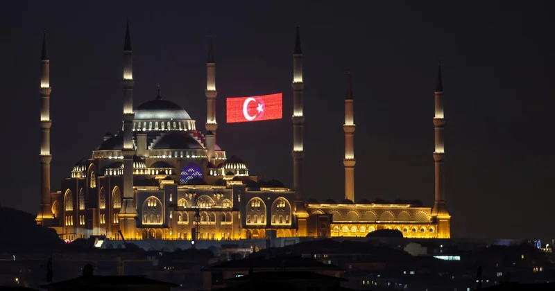 Ülke genelindeki camilerde sela okundu