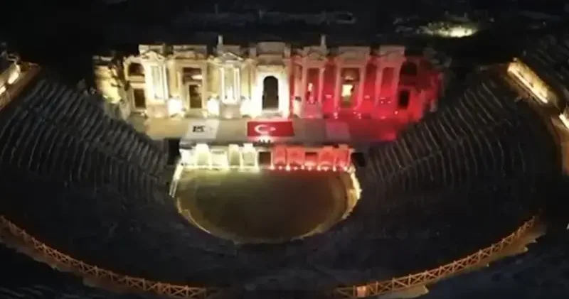 Pamukkale ve Hierapolis, 15 Temmuz un 10 uncu yılında kırmızı beyaz renklerle aydınlatıldı