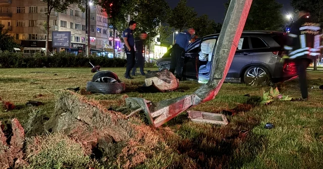 Virajı alamayan SUV tarzı araç aydınlatma direğini yerinden söktü: 1 yaralı Kayseri Haberleri Habertürk Yerel Haberler