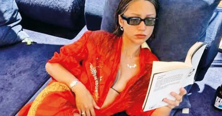Kız kıza tatil