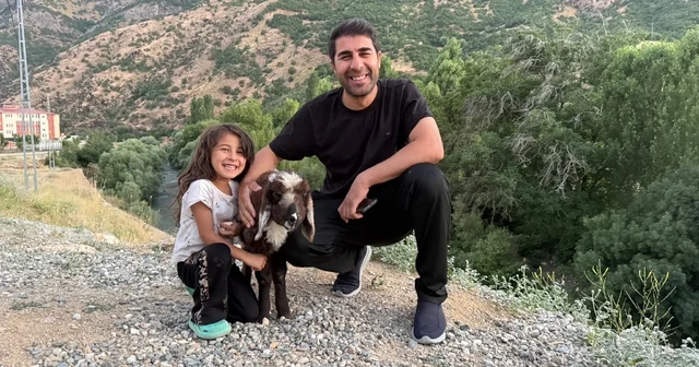 Annesi ölünce sahiplendiği kuzuyu, biberonla besliyor Hakkari Haberleri Habertürk Yerel Haberler